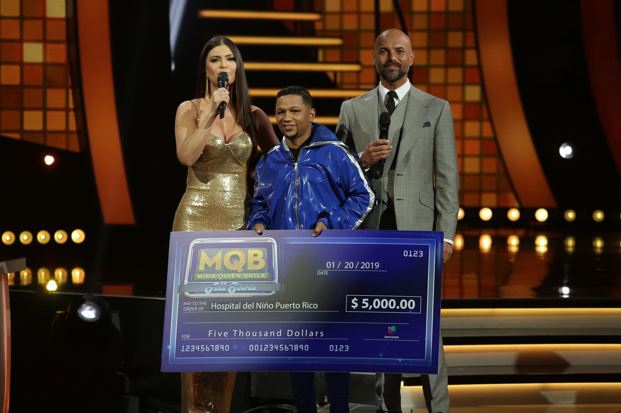 Iván Calderón debía despedirse del público, no sin antes recibir el cheque que entregaría al Hospital de Niños de Guaynabo.