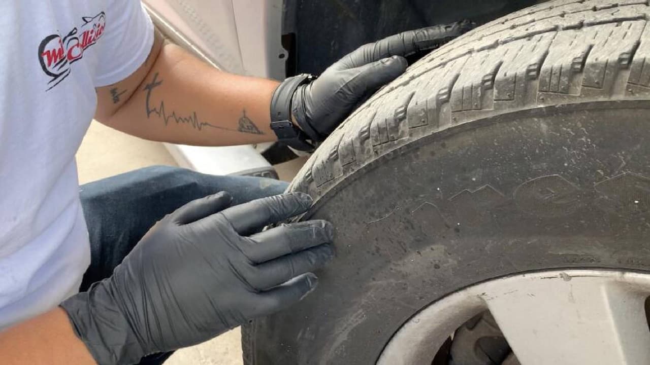 <b>Tamaño de llanta adecuado</b>
<br>Al cambiar los neumáticos, asegúrate que sean del mismo tamaño que los originales, u otro tamaño recomendado por el fabricante del vehículo. Esto permitirá un correcto funcionamiento.