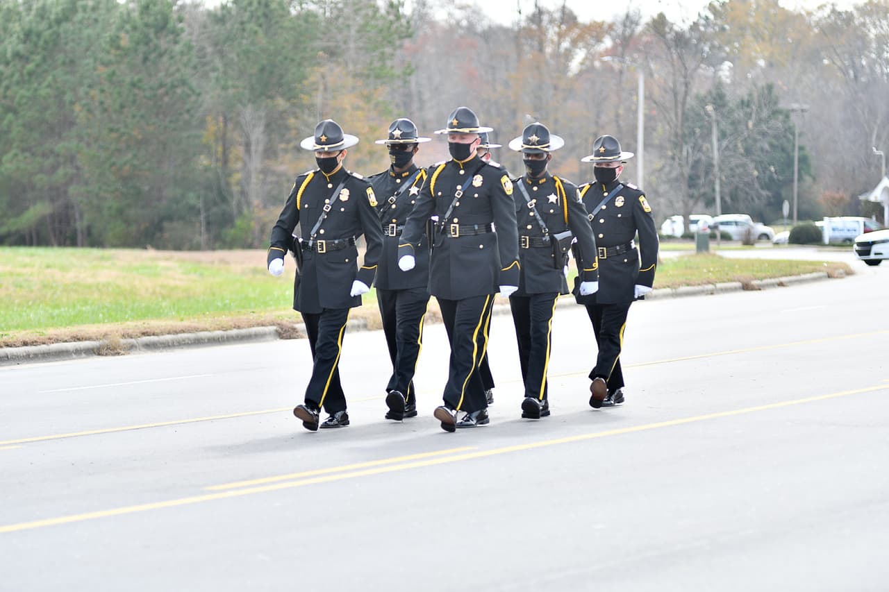 El homenaje incluyó un saludo de 21 cañones, un coche fúnebre guiado por caballos y decenas de vehículos policiales.