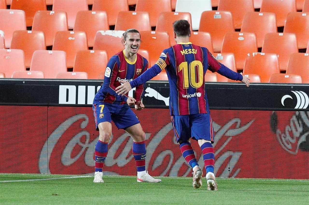 Barcelona derrota al Valencia 3-2 durante la Jornada 34 de LaLiga. Gabriel Bautista abrió el marcador para los locales, pero Lionel Messi con doblete, seguido de Antoine Griezmann, pusieron arriba a los culés, sin embargo ya al filo del partido, Carlos Soler anotó el segundo tanto para los 'ches'.