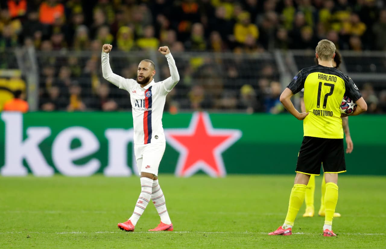 Luego de una genialidad individual de Kylian Mbappé, el francés deja solo a Neymar y el brasileño solo empuja la pelota para empatar el juego.