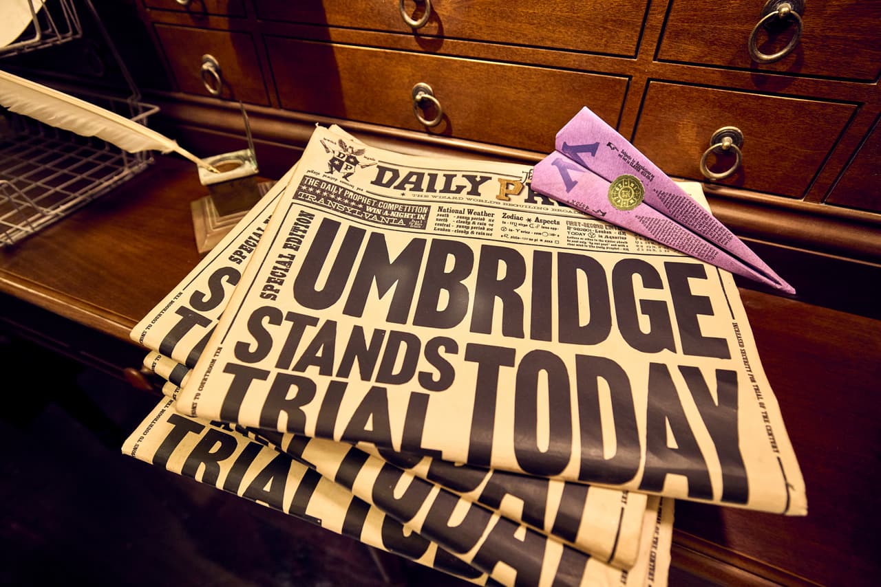 <b>Magia en cada rincón: </b>Observa detalles como ediciones del
<i>Daily Prophet</i>, notas interdepartamentales y objetos de personajes icónicos del universo mágico.