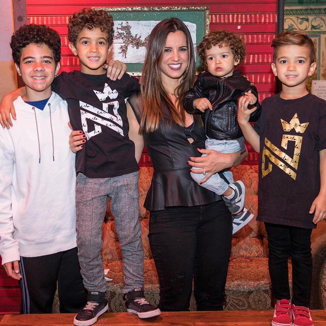 "Seguimos juntos como familia,
<b><a href="https://www.univision.com/famosos/el-emotivo-video-con-el-que-nacho-confirma-que-esta-separado-de-la-madre-de-tres-de-sus-hijos-video" target="_blank">aunque no sigamos juntos como pareja</a></b>. Nosotros somos una familia porque nos amamos, nos respetamos", y aseguró que la ruptura no se debía a terceras personas.
<br>