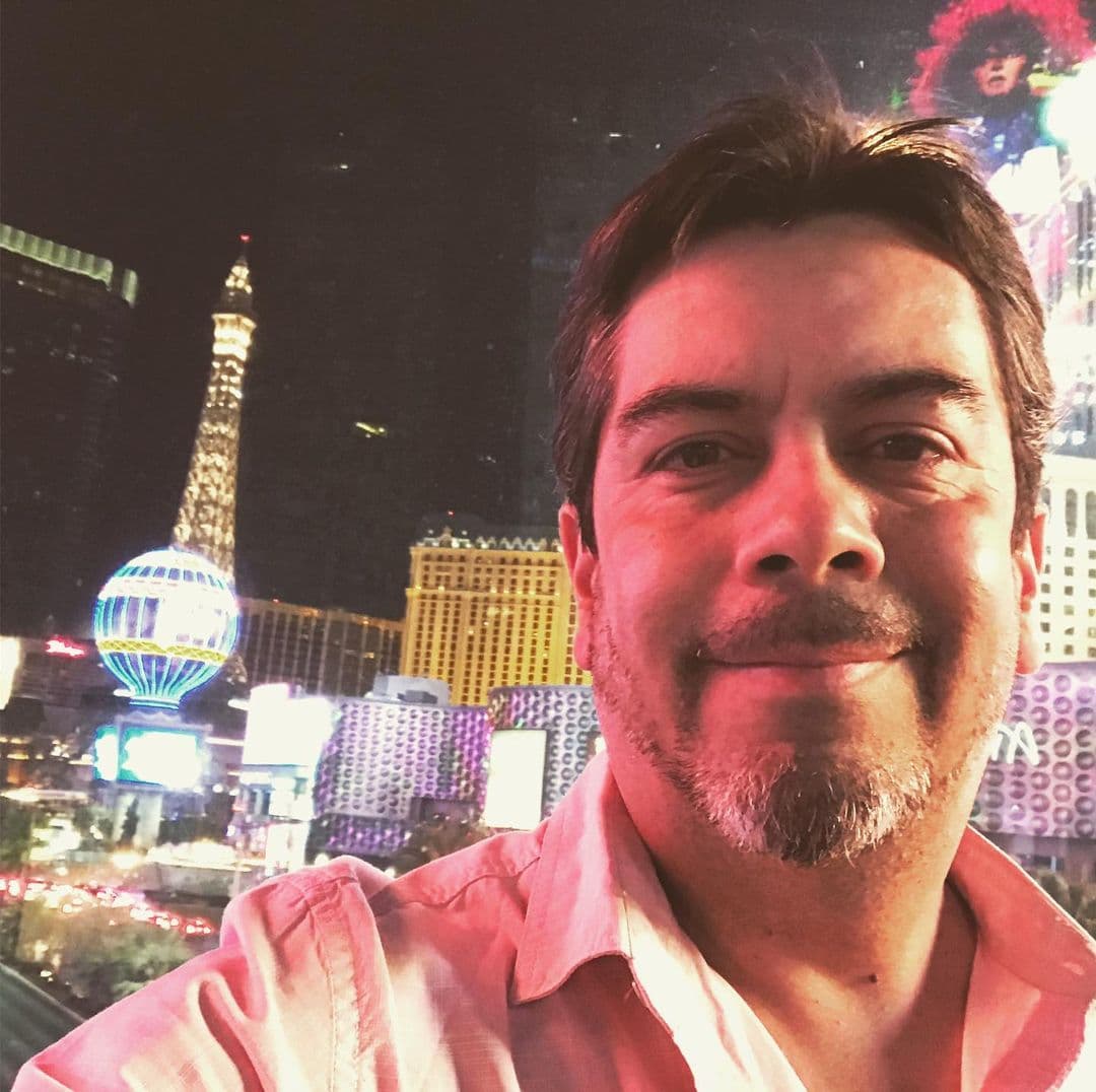 “El camino es lo divertido y saber qué es lo que te hace feliz”, aseguró el actor, quien en ocasiones recuerda al clásico Chiquidrácula’ con sus seguidores de Instagram (a quienes llama chiquibanda).