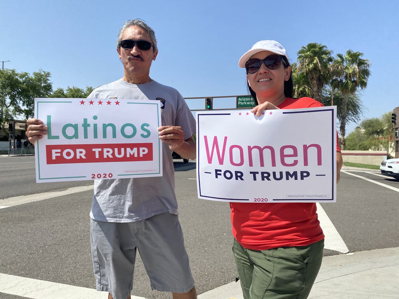 Decenas de personas llegaron al Arizona Grand Resort para escuchar al presidente Donald Trump en su quinta visita a Arizona para su campaña de reelección.