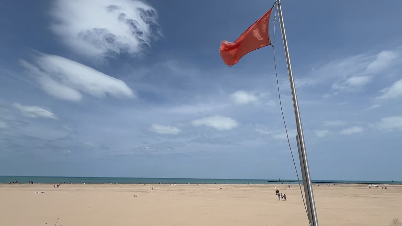 Las playas siguen oficialmente cerradas y las banderas rojas ondean advirtiendo que no es seguro nadar. No hay salvavidas disponibles hasta el Día de los Caídos (Memorial Day).