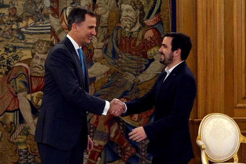 El rey Felipe VI recibe al portavoz de IU-Unidad Popular, Alberto Garzón, dentro de la tercera ronda de consultas que celebra con los representantes de las formaciones políticas parlamentarias desde las elecciones, esta tarde en el Palacio de la Zarzuela.