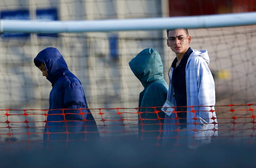 Miles de niños migrantes podrían enfrentar solos las cortes de inmigración tras decisión de Trump