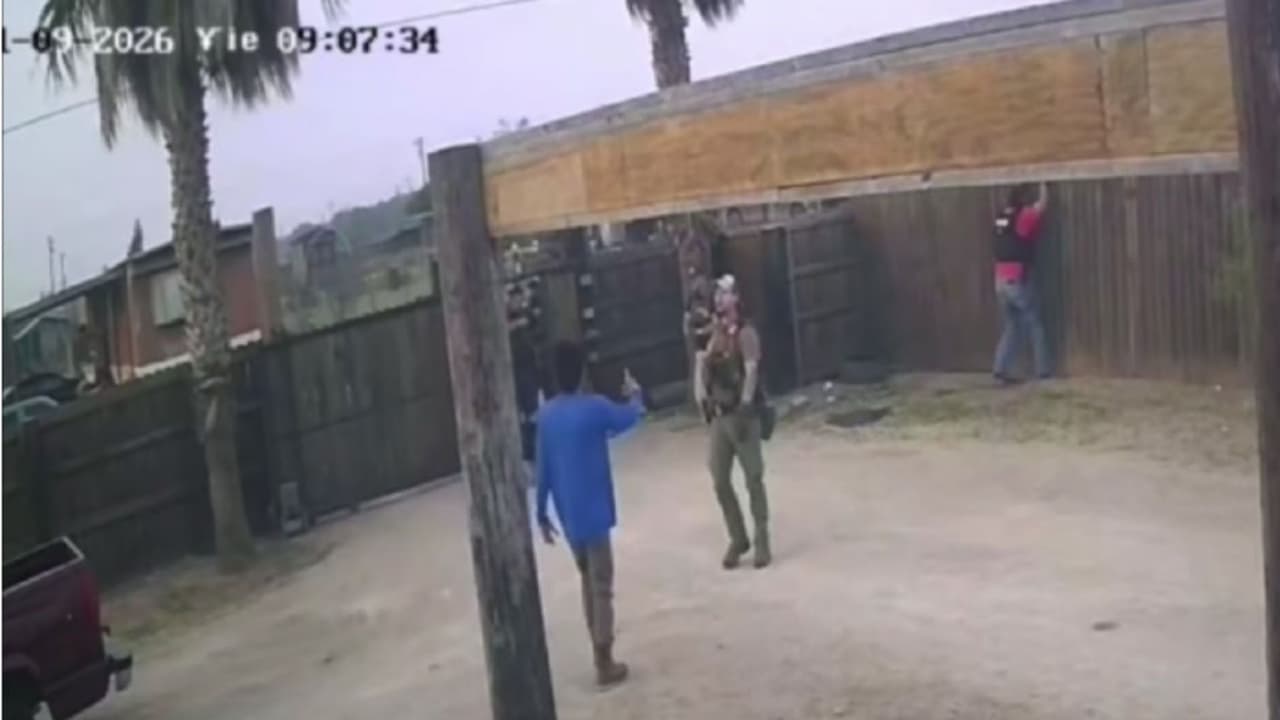 Cámara de seguridad muestra a agentes de ICE ingresando al patio de una vivienda en Donna durante un operativo migratorio que derivó en una demanda federal.