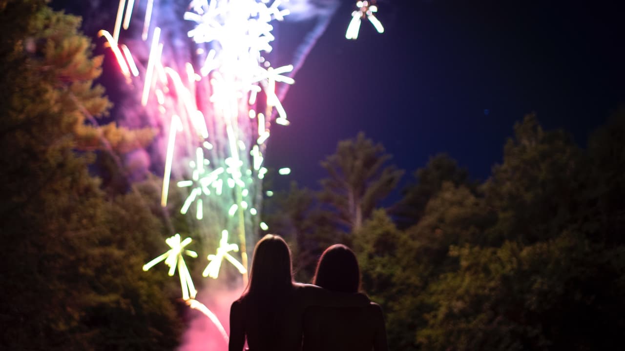 <b>Crucero con fuegos artificiales 3D</b>
<br>Disfruta de este famoso espectáculo de fuegos artificiales en Chicago. Cada asistente recibe lentes 3D gratuitos y una deliciosa caja de aperitivos para disfrutar del espectáculo.
<br>
<br>Cuando: jueves, 4 de julio
<br>Hora: 8:00PM hasta las 10:30PM
<br>Donde: Esquina sureste del puente de Michigan Avenue
<br>Costo: Adultos $64, ninos $49, y niños menores de 5 años entran gratis