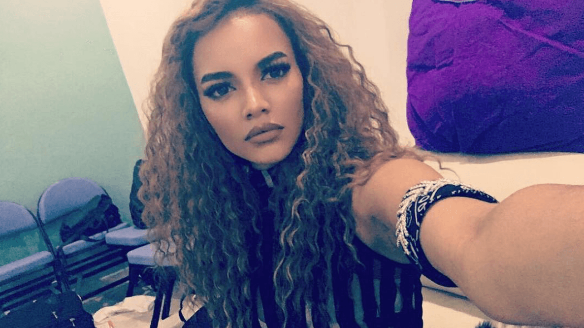 No importa si es lacia o china, sus ojos siempre resaltarán.