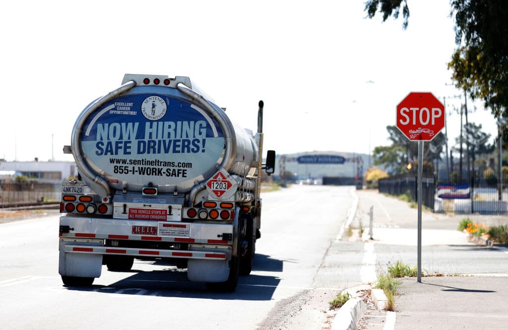 Oportunidad laboral al volante: reportan escasez de camioneros en California