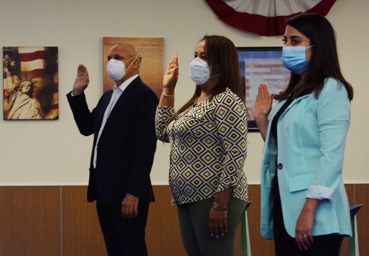 Fue un día muy especial para las personas que llegaron a las oficinas de USCIS en el área de Kendall, en el condado Miami-Dade.
<br>