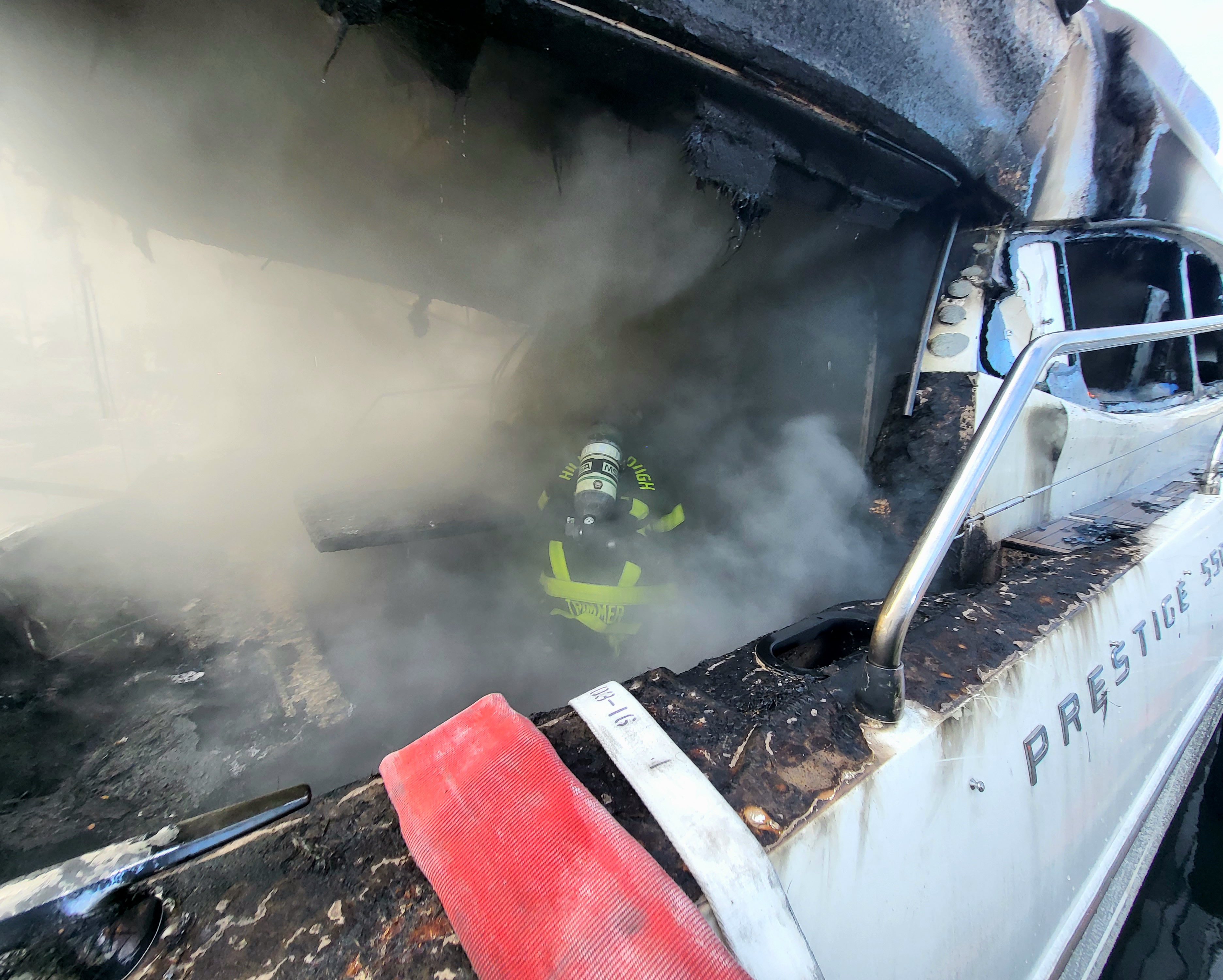 No se reportaron personas lesionadas y cuando ocurrió el incendio no había ocupantes en el yate.
<br>