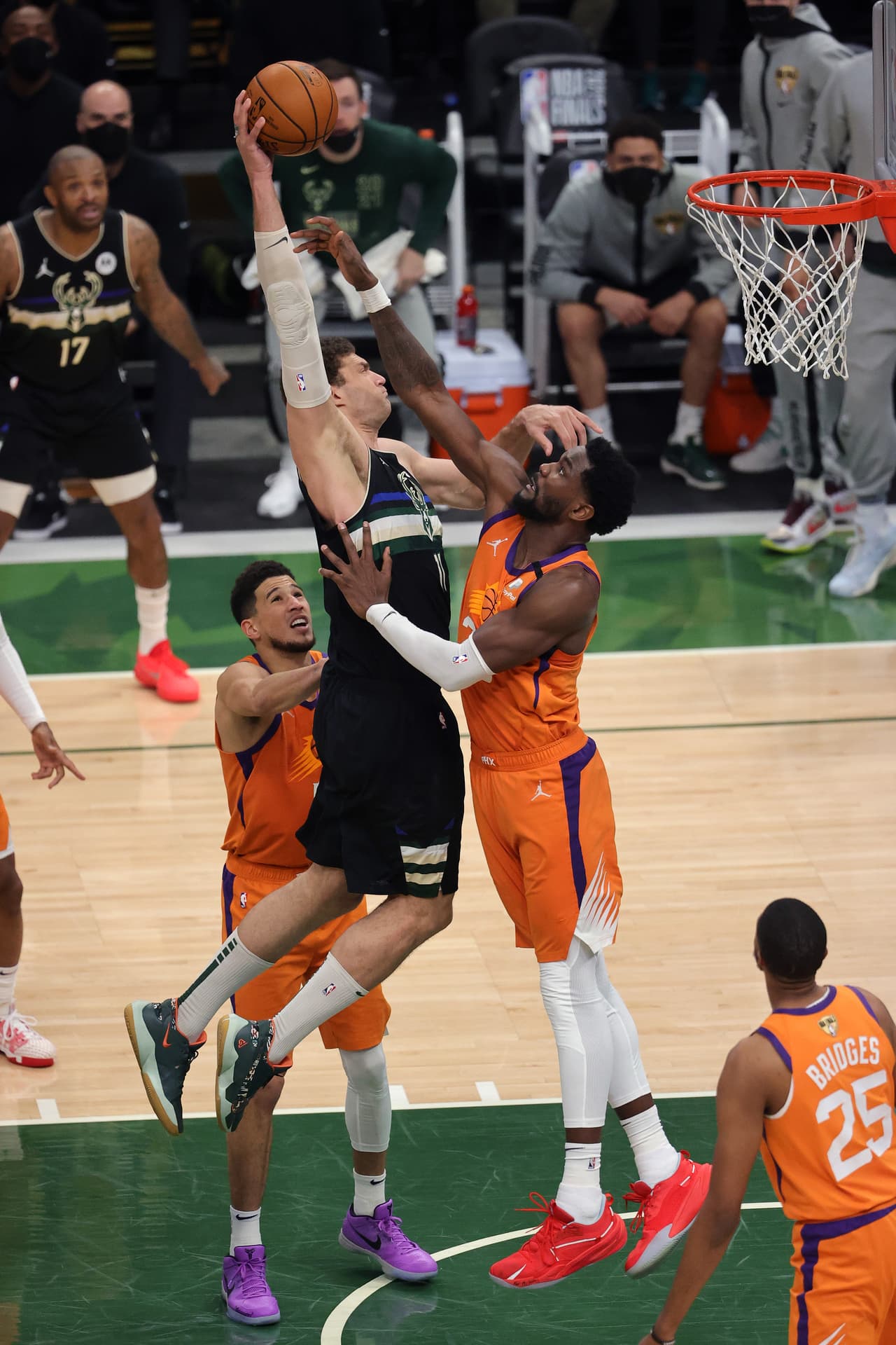 Giannis Antetokoumpo brilla con los Milwaukee Bucks y logran remontar una ventaja de 0-2 para quedar campeones de la NBA. Los Bucks vencieron a los Suns 98-105 en el sexto juego de las Finales.
