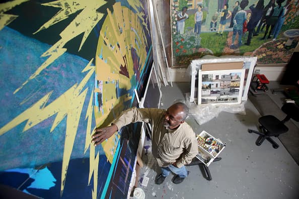 Kerry James Marshall trabajando en su taller en Chicago