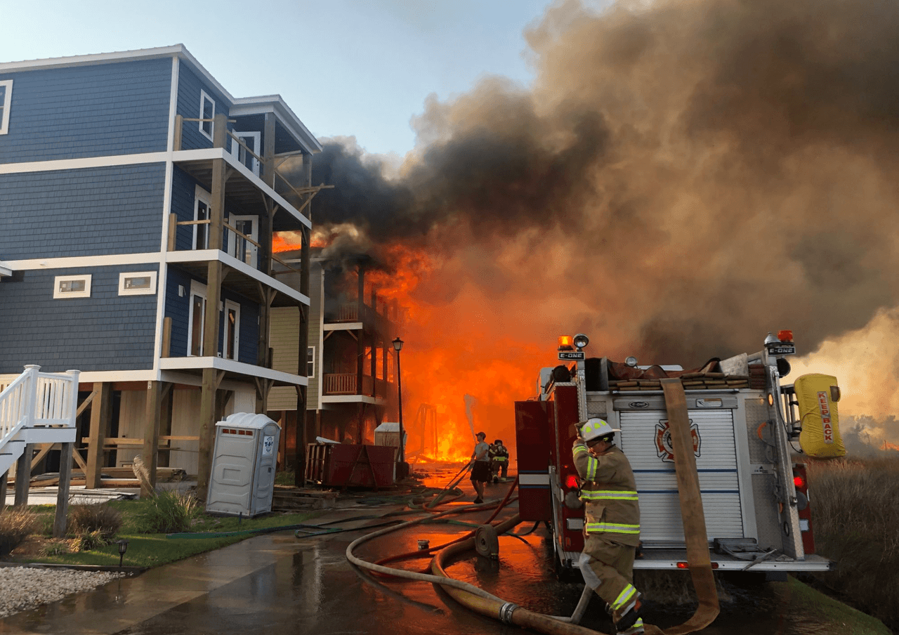 Incendio voraz en Surf City deja decenas de evacuados