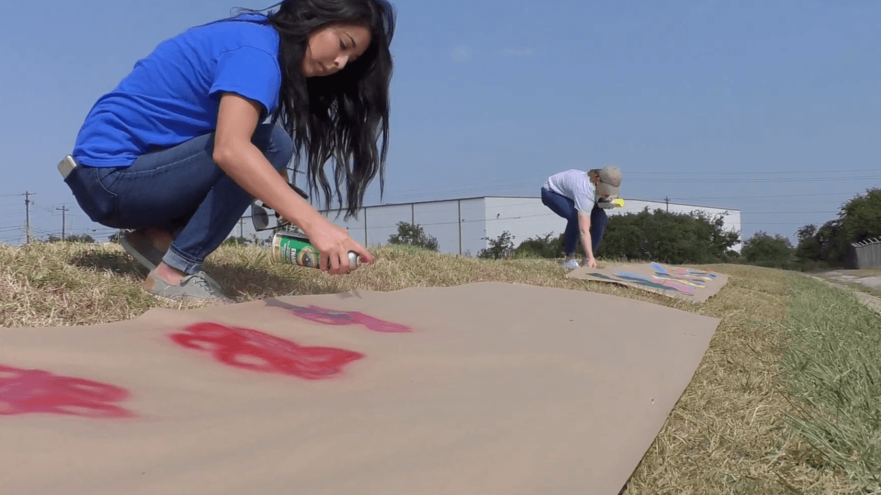 El sospechoso del incidente, identificado como Neil Sheehan, de 58 años y residente de Flower Mound, fue arrestado en el lugar por agentes del Departamento de Seguridad Pública de Texas y acusado de agresión por intoxicación a un servidor público.