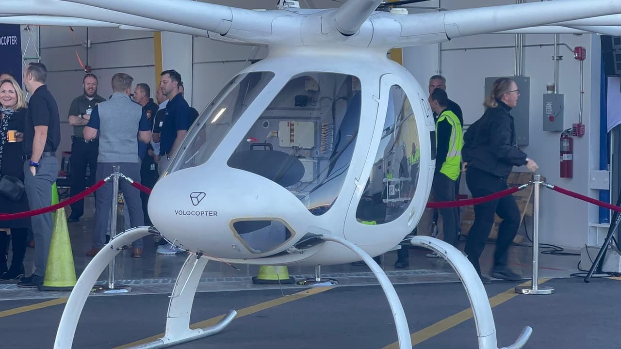 "Ese tipo de tecnología eventualmente va a poder llevar a múltiples pasajeros de una ciudad a otra, cruzando la Bahía y de regiones de la Florida a otras", comentó
<b>Verónica Cintrón, portavoz del Aeropuerto Internacional de Tampa.</b> "Hay que empezar a invertir, a concentrarnos en las posibilidades que podemos hacer con esa tecnología y cómo nos va a ayudar a resolver alguno de los problemas de transporte que tenemos ahora".