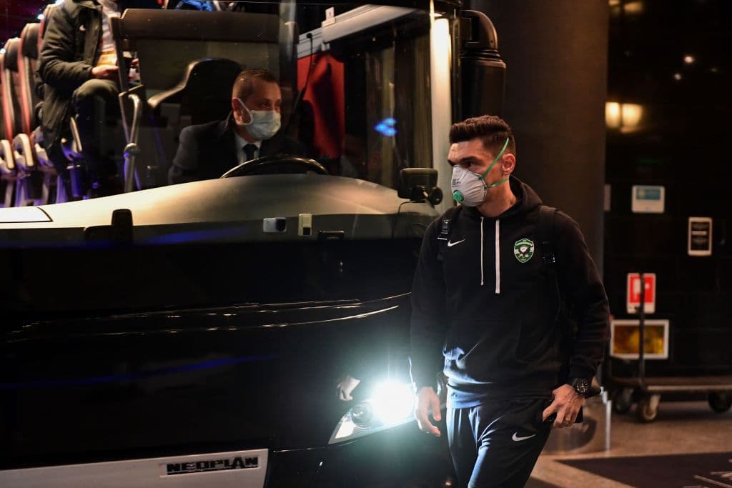 Tras la amenaza latente del coronavirus en Italia, jugadores del Ludogorets llegaron con mascarillas al partido contra el Inter a puerta cerrada.
