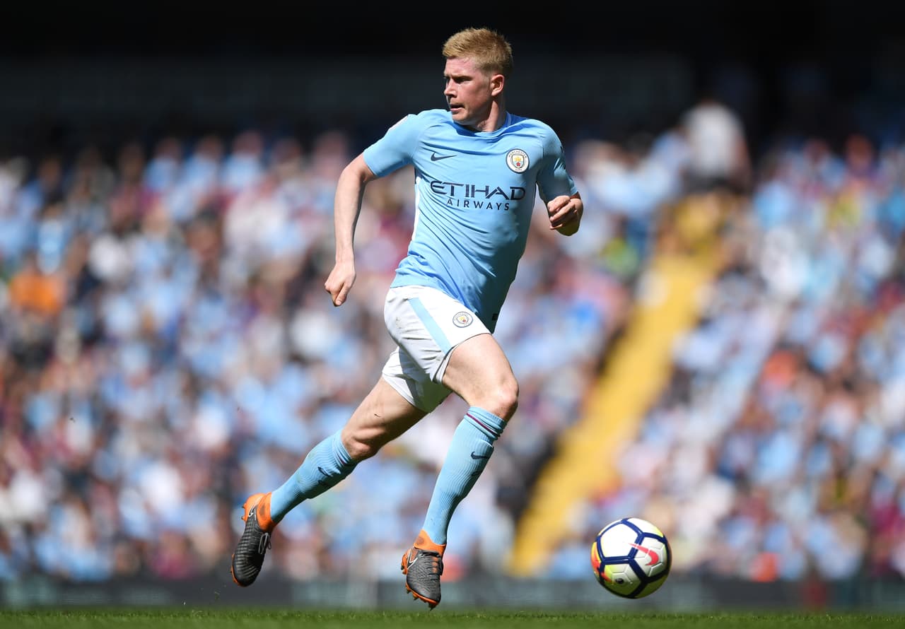 MANCHESTER, ENGLAND - MAY 06: Kevin De Bruyne of Manchester City runs with the ball during the Premier League match between Manchester City and Huddersfield Town at Etihad Stadium on May 6, 2018 in Manchester, England. (Photo by Shaun Botterill/Getty Images)