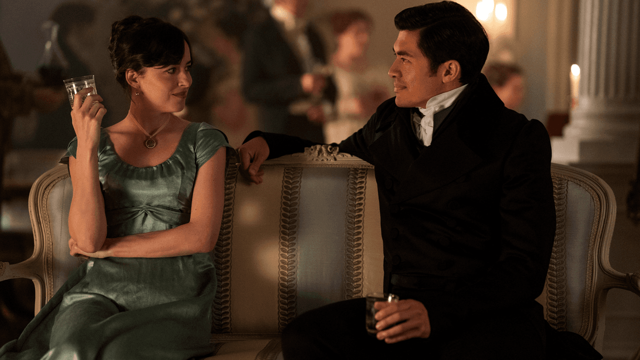 Dakota Johnson Henry Golding en 'Persuación'