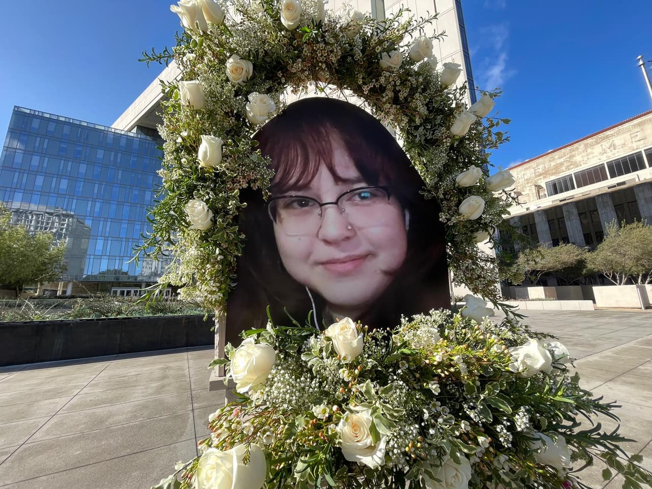 <b>Diciembre 24: </b>La oficina del médico forense de Los Ángeles identifica a la víctima mortal como Valentina Orellana-Peralta, de 14 años.