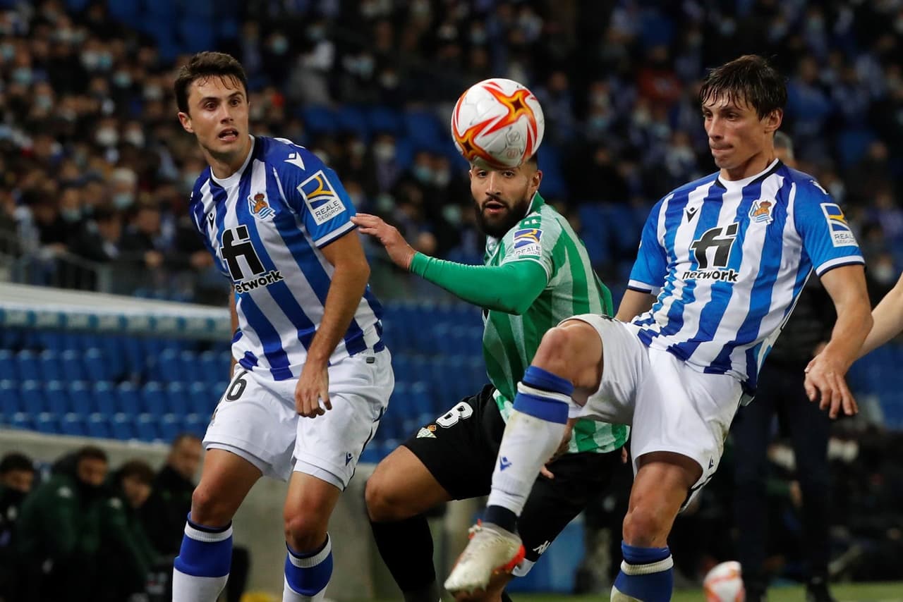Real Betis golea a la Real Sociedad 4-0 y consigue su pase a la semifinal de la Copa del Rey. Juanmi Jimenez abrió el partido con doblete, mientras que Willian José y Aitor Ruibal sumaron un tanto respectivamente. Los mexicanos Diego Lainez y Andrés Guardado no estuvieron presentes por compromiso con el Tri.