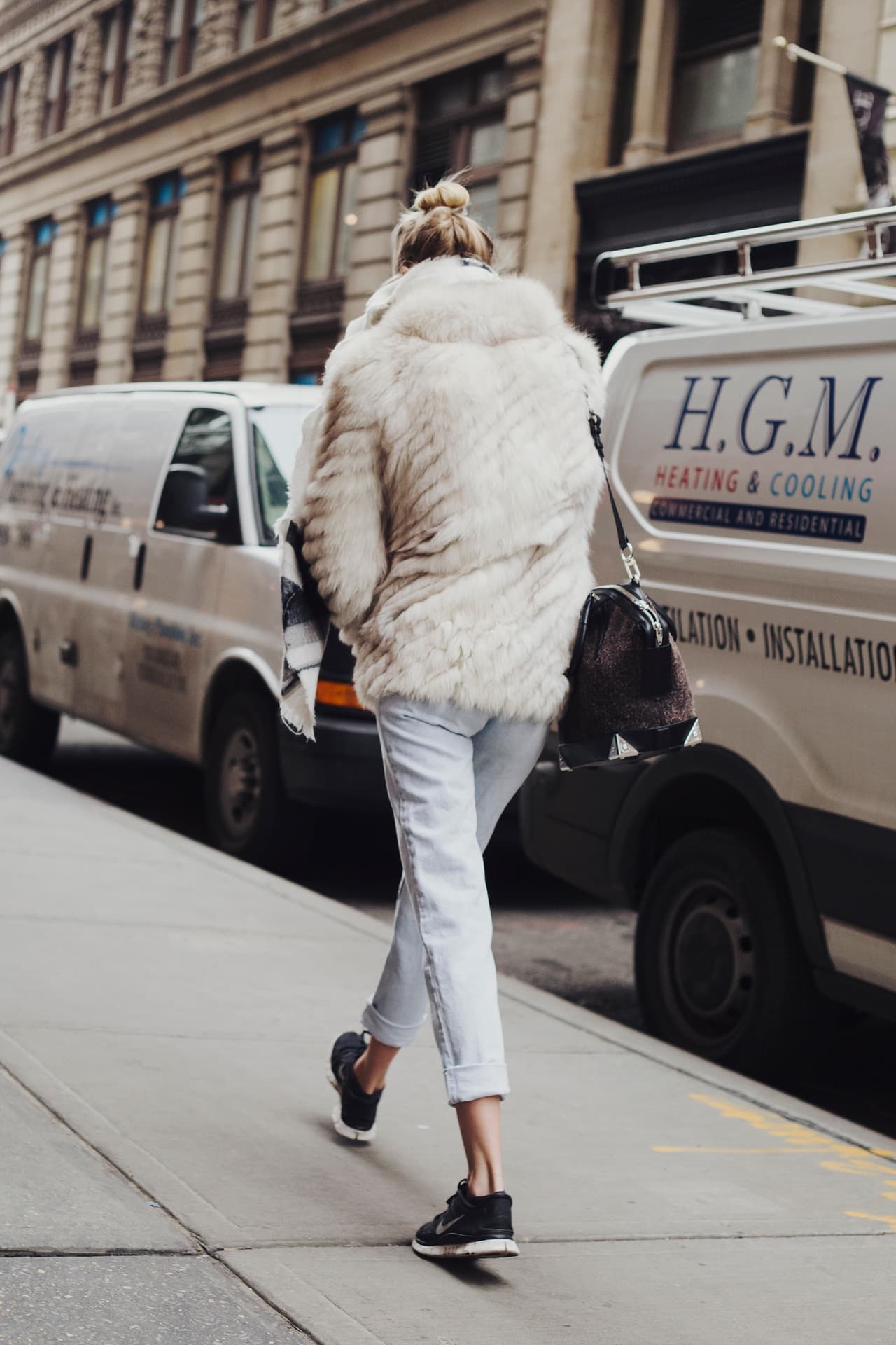 Si no te atreves a cortar tus pantalones porque te parece muy radical, dóblales la bota hasta que el tobillo quede bien expuesto.