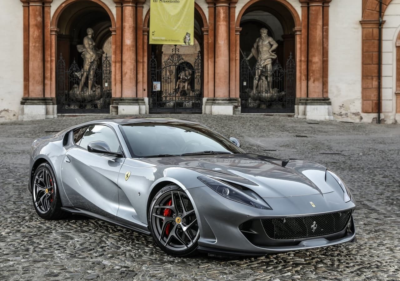 Se trata de un Ferrari 812 Superfast con un motor V12 de 6.5 litros y 800 caballos de fuerza. Esta bestia del asfalto acelera de 0 a 62 mph (100 km/h) en 2.9 segundos. Su precio inicial en Estados Unidos es de 335,000 dólares.