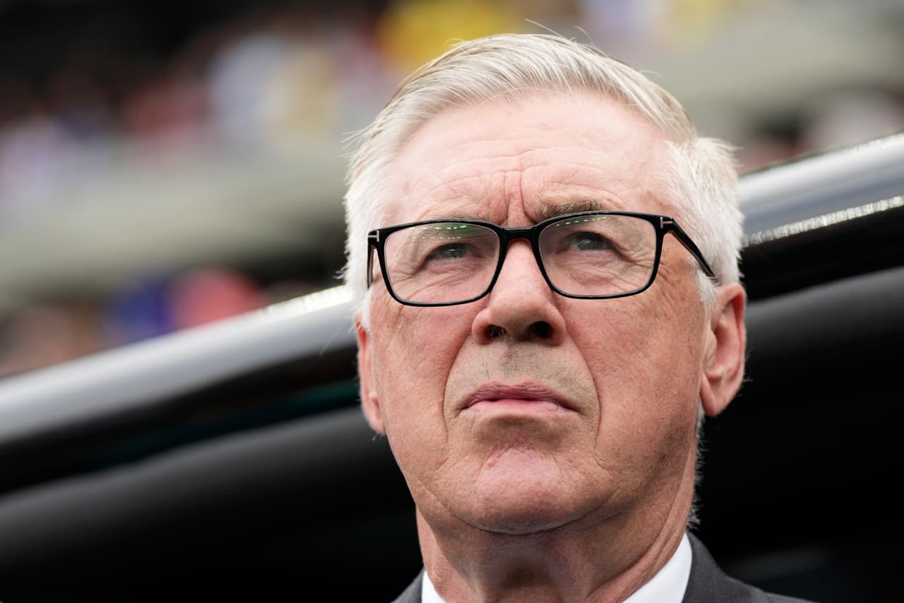 El director técnico de Brasil, Carlo Ancelotti, observa el campo de juego.