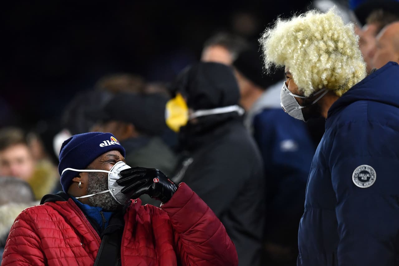 Los cubrebocas cada vez son más populares en los estadios de Europa.