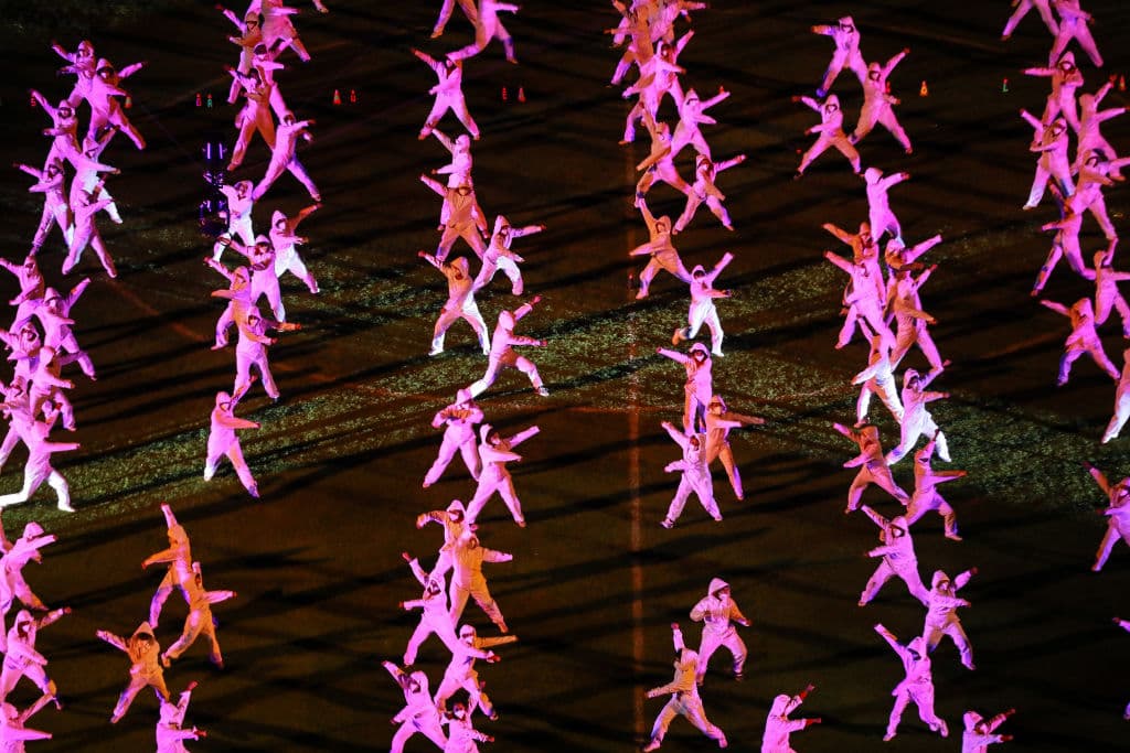 Con un espectáculo repleto de luces, rayos láser y bailes, la Federación Mexicana de Futbol presentó el nuevo logotipo o escudo que portarán las nuevas generaciones de futbolistas.