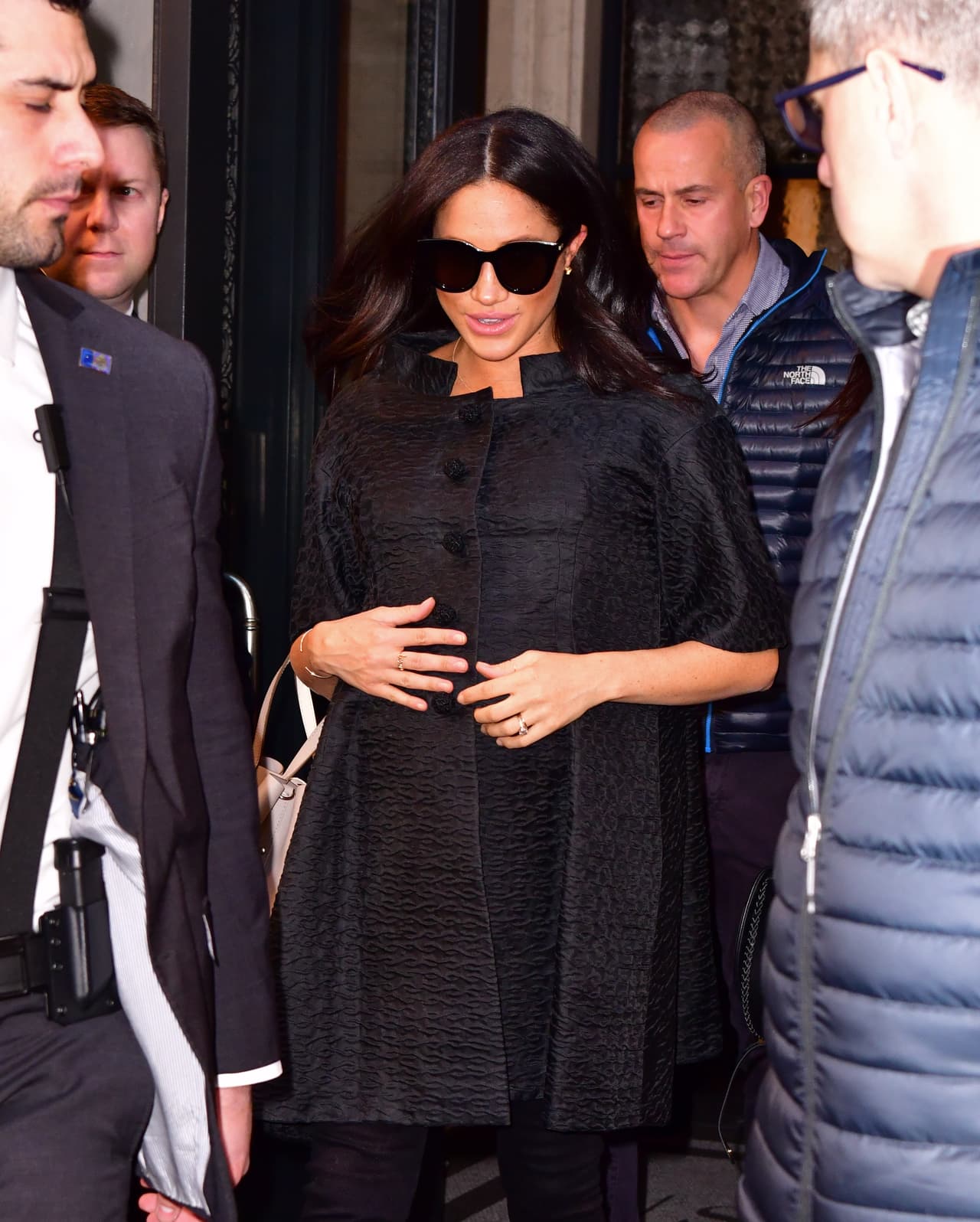 La persona que habló con Express, explicó que “además de las contracciones de Braxton Hicks (las que ocurren antes del parto), los médicos dijeron que el bebé está comprometido y muestra todas las señales de que nacerá más temprano que tarde”.