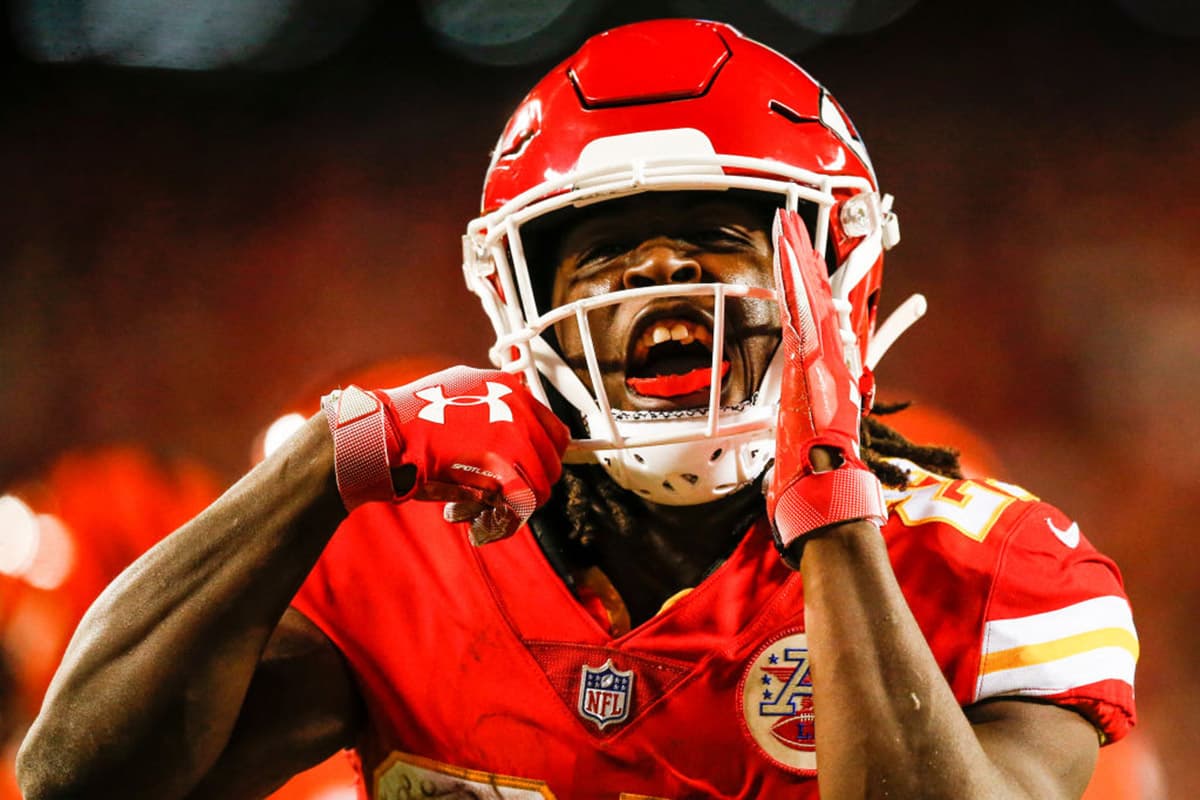 <b>Kareem Hunt </b>fue despedido de los Kansas City Chiefs este viernes al darse a conocer un video de un episodio de violencia contra una mujer, ocurrido en un hotel en febrero pasado.