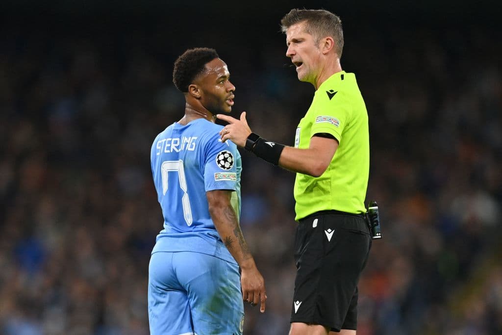 Manchester City se imopne al Paris Saint-Germain 2-1 durante la fase de Grupos en la UEFA Champions League. El conjunto parisino se adelantaba con gol de Kylian Mbappé, pero Raheem Sterling y Gabriel Jesús le dieron a los Cityzens la victoria sobre el tridente Messi-Mbappé-Neymar.