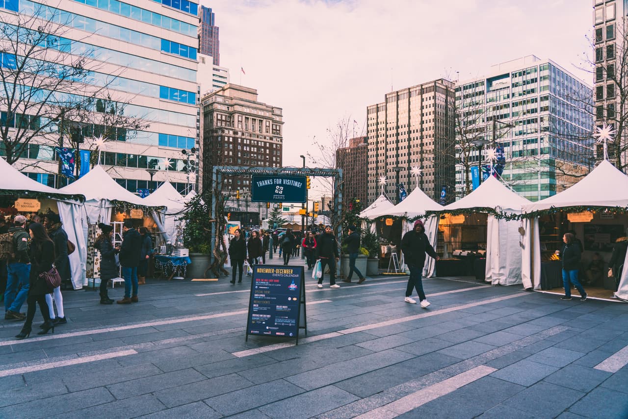 Todos ofreciendo una amplia variedad de regalos navideños internacionales, adornos, joyas, juguetes hechos a mano, artes y manualidades de alta calidad, ropa invernal y golosinas comestibles.
<br>