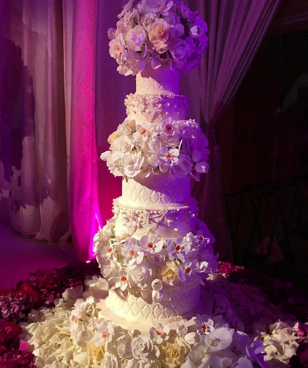 Al parecer Lili Estefan también estuvo entre los invitados pues compartió la foto del pastel.