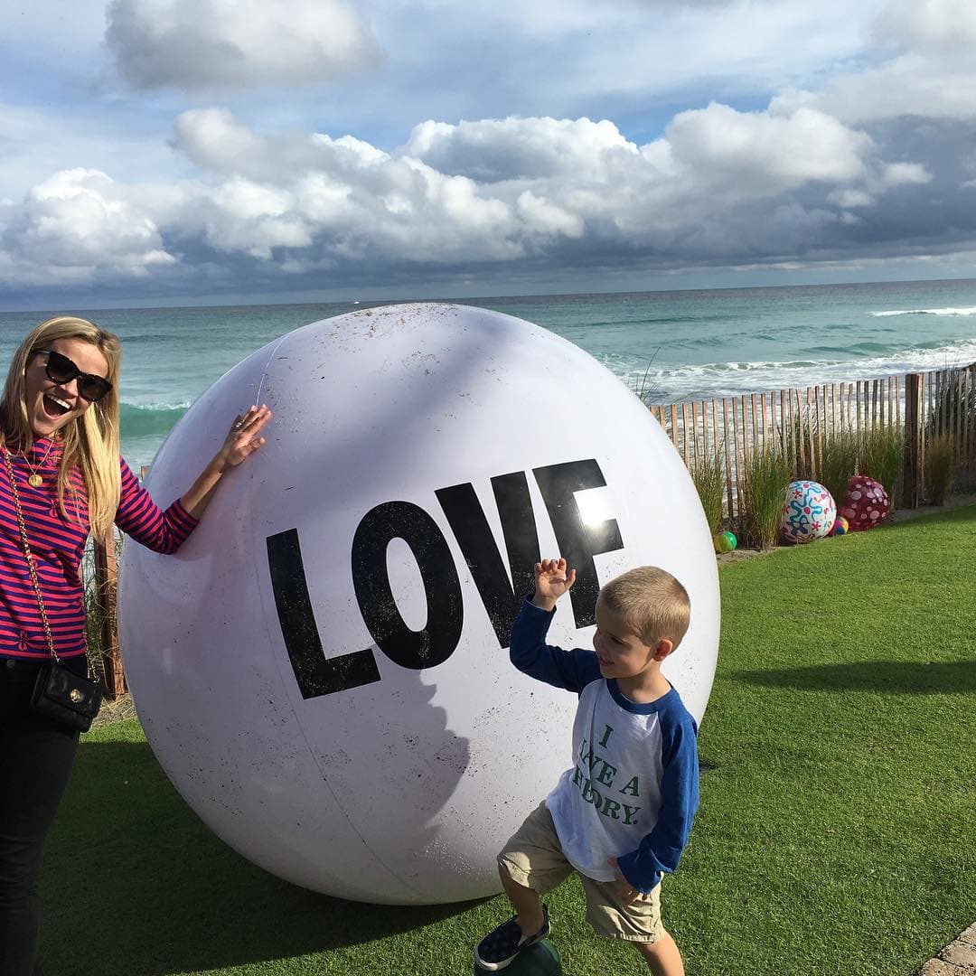 El pequeño Tennessee James acompañó a su mami.