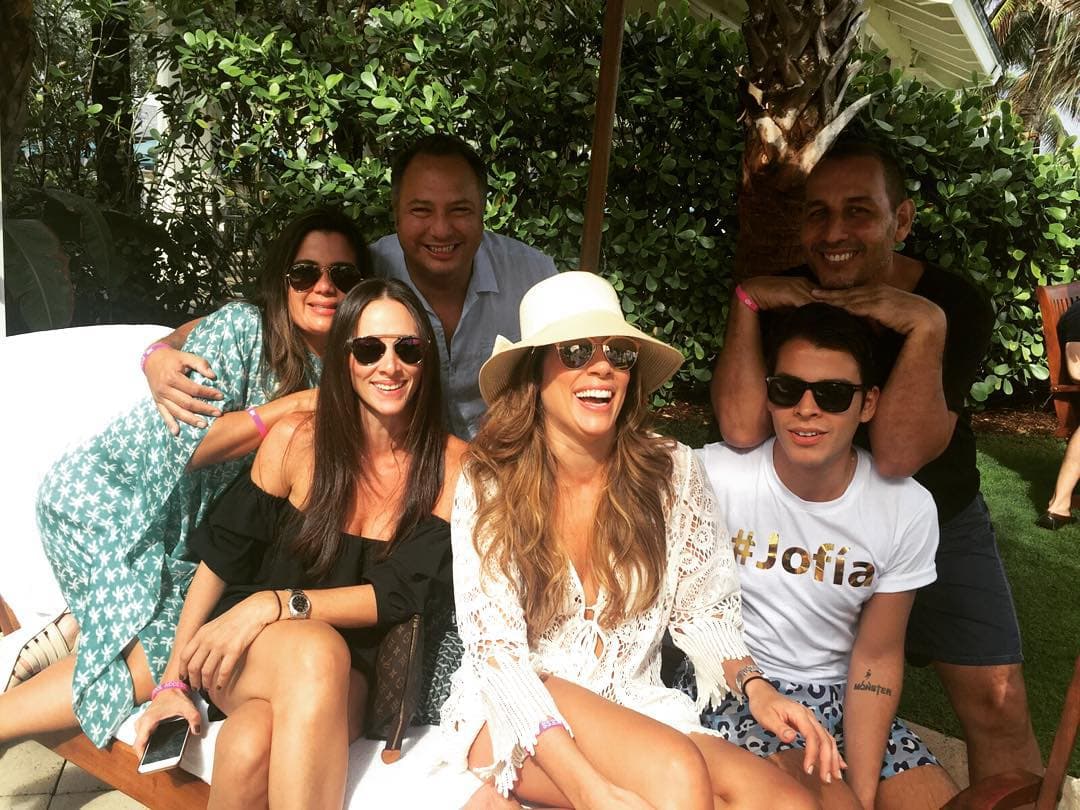 Aunque no lo crean, el ex esposo de Sofía, Joe González, también fue invitado. En esta foto se le ve recargado en la cabeza de su hijo, Manolo.