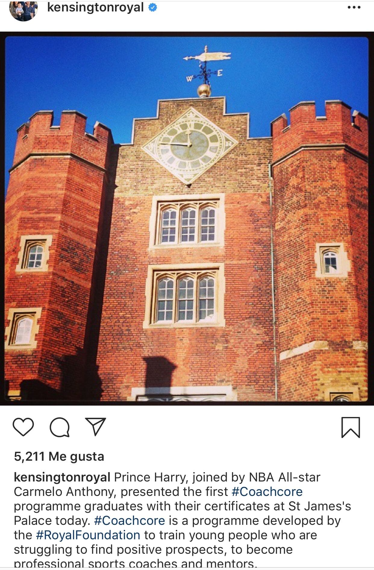 De hecho,
<b><a href="https://www.instagram.com/p/x1hTOrqZIi/?igshid=4e6rry28jstx">la primera publicación de la cuenta del palacio de Kensington</a></b>
<a href="https://www.instagram.com/p/x1hTOrqZIi/?igshid=4e6rry28jstx"> </a>fue el 14 de enero de 2015 y se centró en un evento del príncipe Harry. Se publicó esta imagen del palacio de St. James acompañada del texto: "El príncipe Harry, acompañado por la estrella de la NBA Carmelo Anthony, presentó los primeros graduados del programa Coachcore con sus certificados en el Palacio de St James".