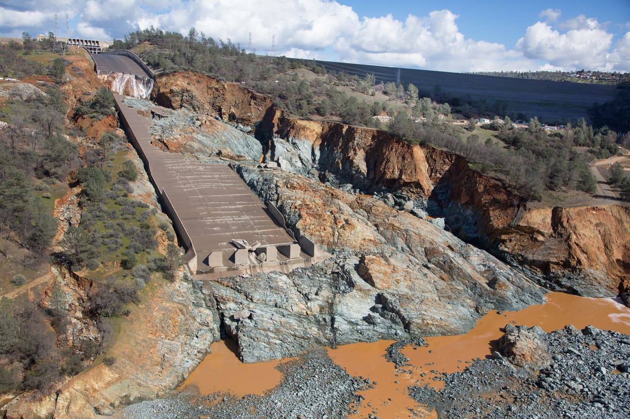 Vista aérea de los daños causados por la salida ininterrumpida de agua en la rampa de desagüe de Oroville y la erosión en la ladera de la montaña. Foto tomada el 27 de febrero, el primer día que se cerraron las compuertas de la represa en varias semanas.