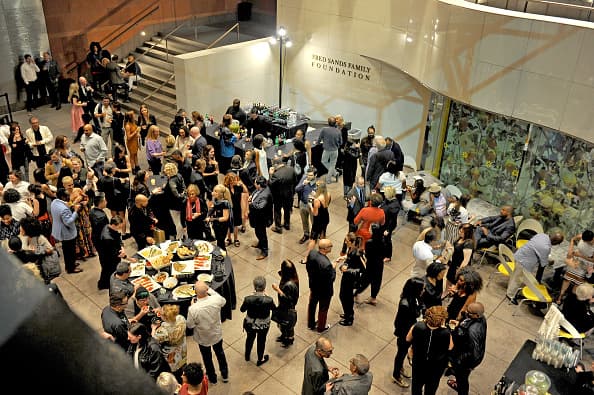 Miles de personas asisten a las exposiciones de Kerry James Marshall. Esta foto es de marzo de 2017 en Los Ángeles.