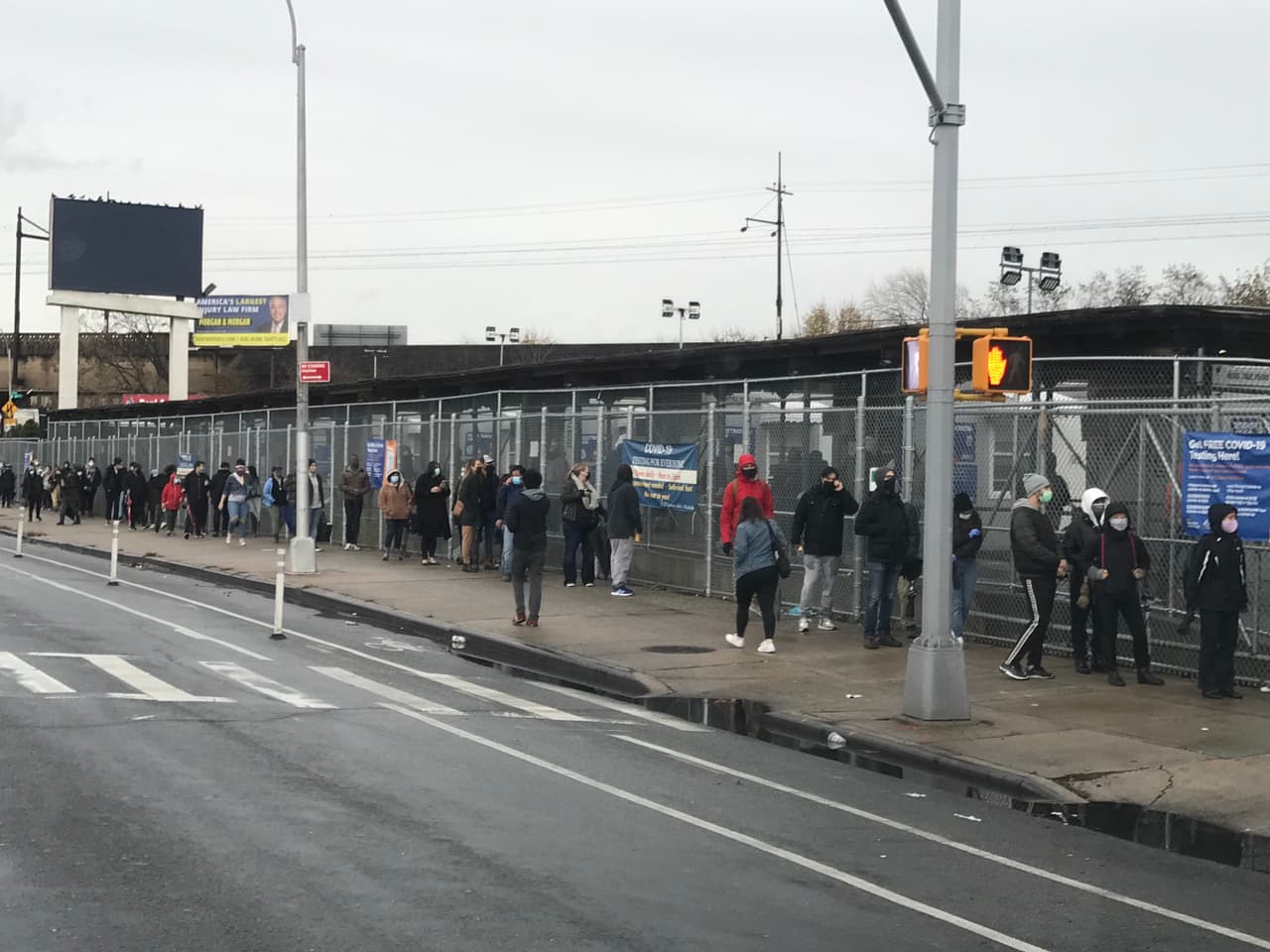 Con el aumento de los casos, cada vez más personas buscan hacerse los exámenes.