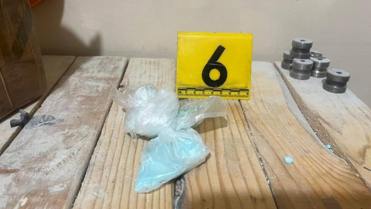 Pastillas halladas dentro de la casa con el narcolaboratorio clandestino de drogas en San Luis Río Colorado.