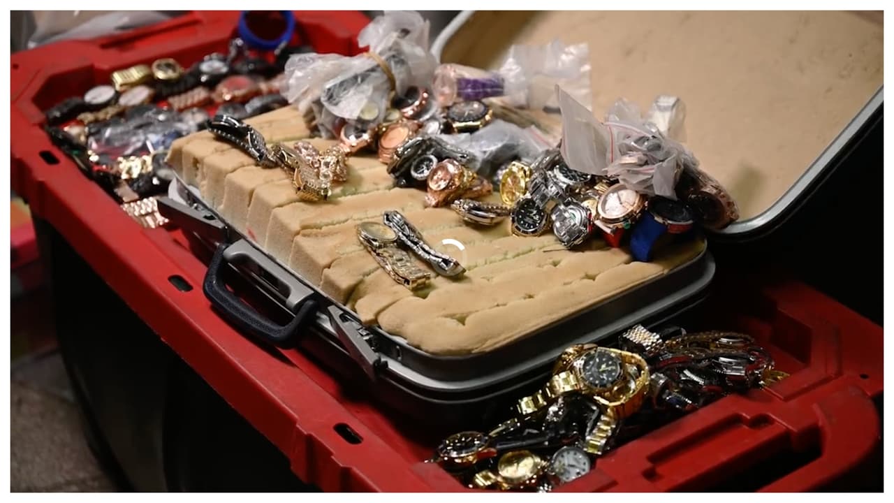 Además de bolsos de marcas exclusivas (falsos), los vendedores comerciaban
<b> réplicas de relojes de lujo.</b>
<br>