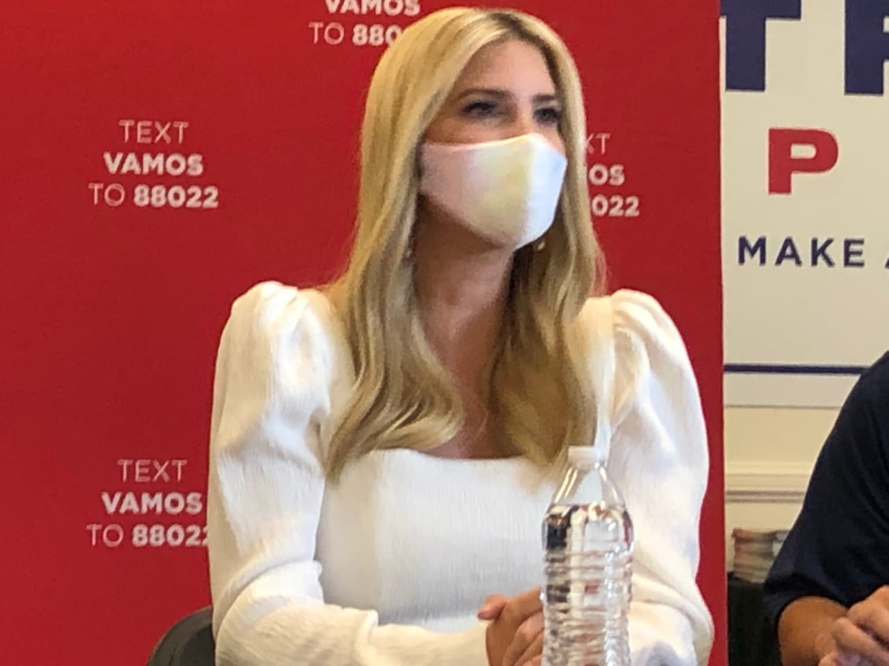 Una de las personas asistente de origen vietmanita le dijo a Ivanka que ella y su esposo de origen hispano se movieron de California a Arizona porque son conservadores y apoyan incondicionalmente a Trump y a los republicanos.