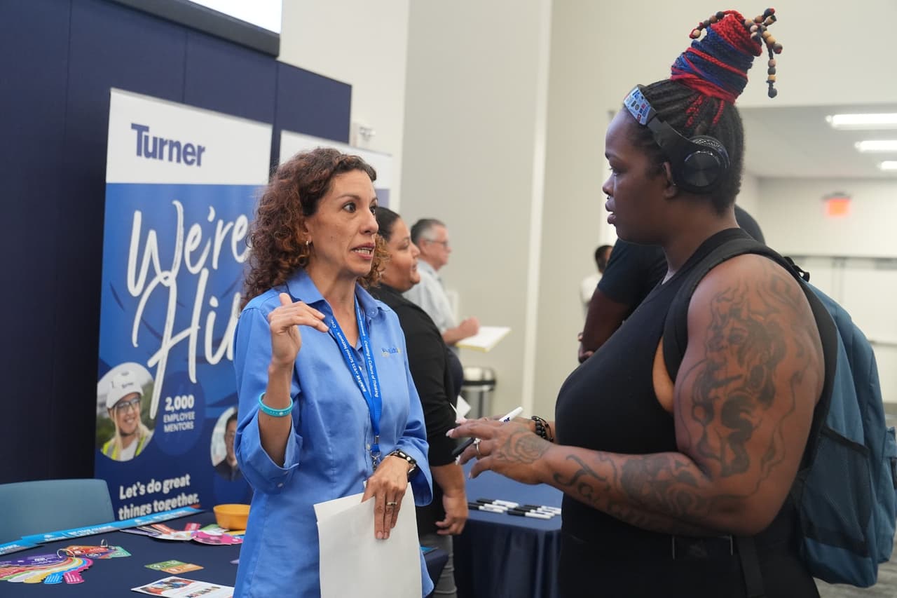 Rhode Island también tiene un salario mínimo de 16 dólares por hora. La tasa estatal coloca a los trabajadores de Rhode Island por encima del mínimo federal y forma parte de las cantidades más altas establecidas por los estados.