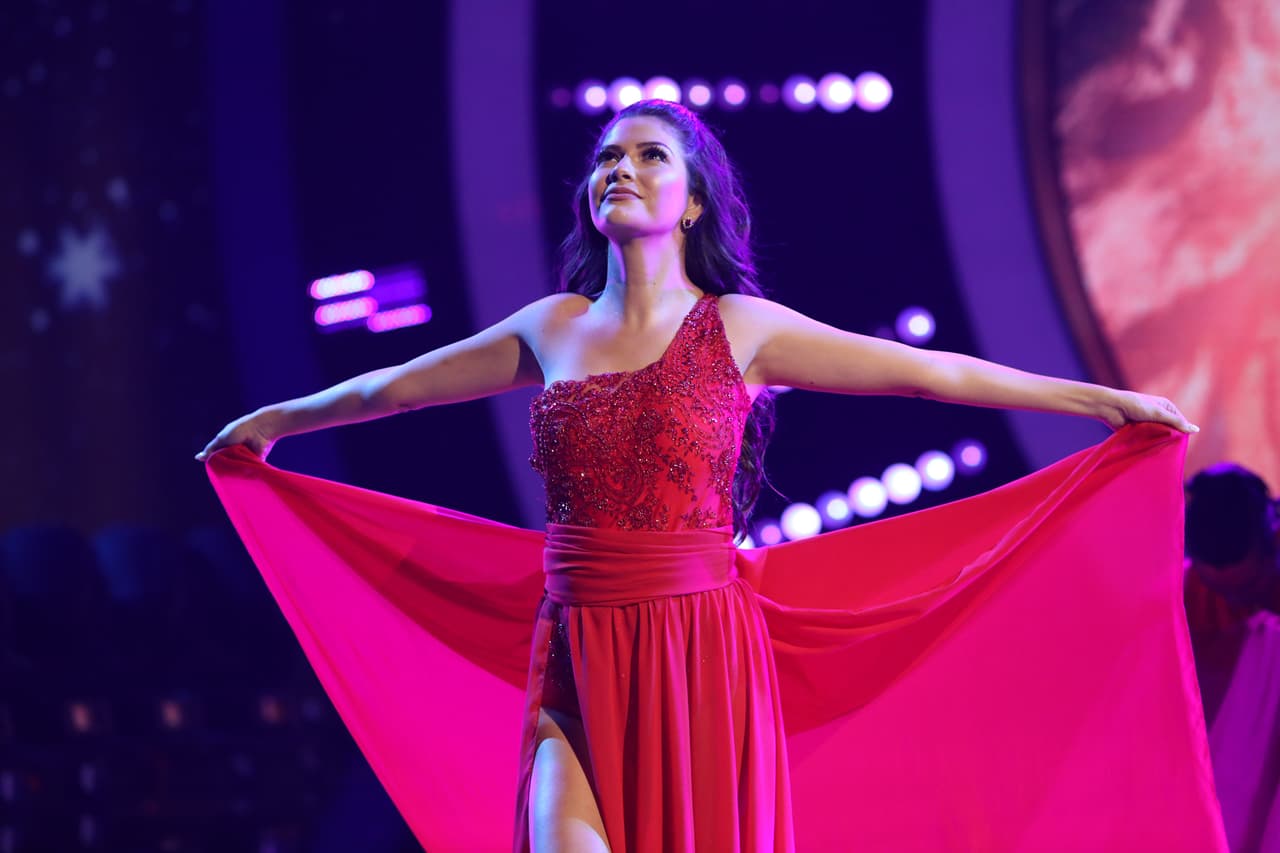 Ana Patricia se lució esta noche con un adagio que interpretó acompañada de la canción 'Saturno', de la nueva telenovela 'Caer en tentación'.