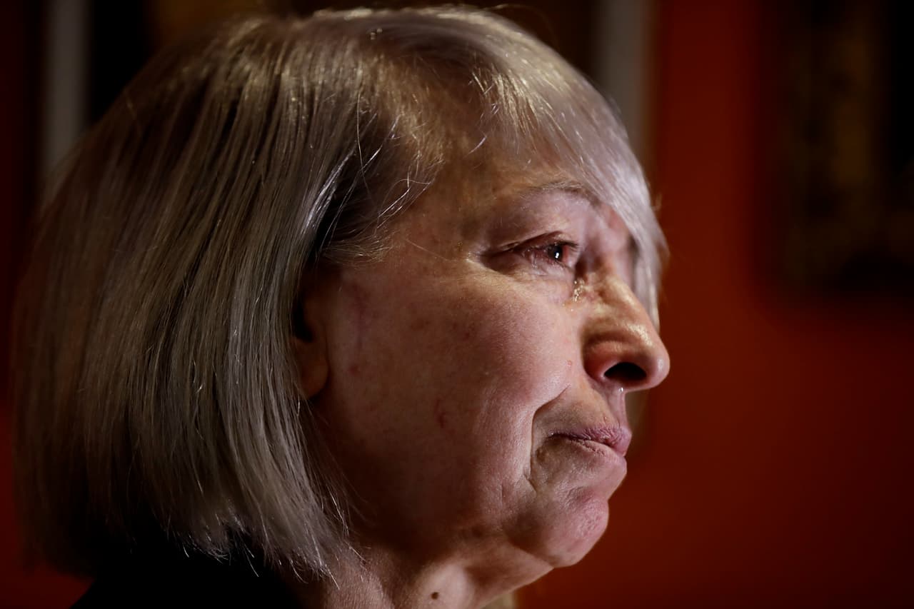 En esta foto tomada el viernes 31 de enero de 2020, Yolanda Martínez García llora durante una entrevista con The Associated Press en su casa, en Milán, Italia. Su hijo fue abusado sexualmente por uno de los sacerdotes de los Legionarios de Cristo. (AP Foto/Luca Bruno)